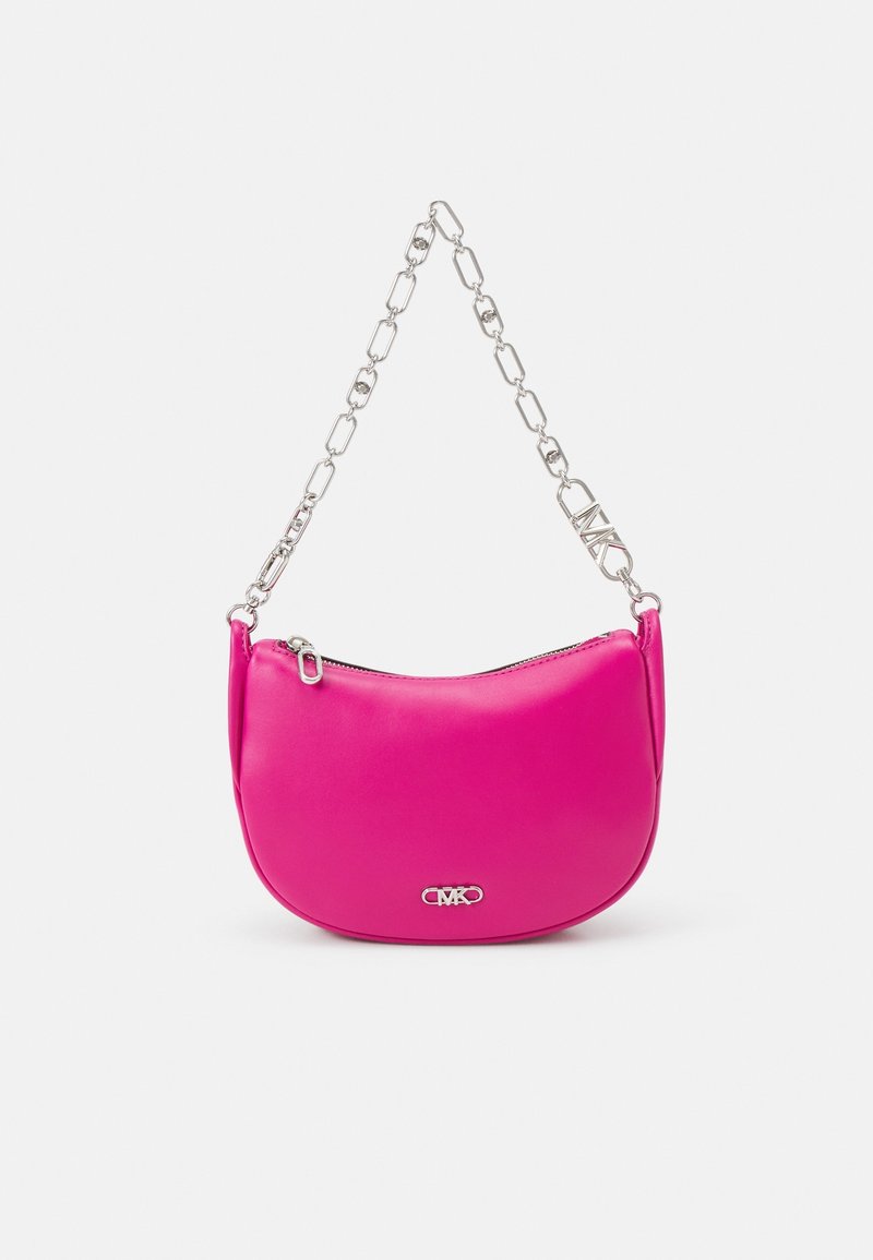 Sac à main en cuir rose vif avec une bandoulière chaîne argentée et une fermeture éclair, avec un petit logo MK en métal sur le devant.