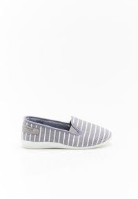 Scarpa slip-on grigia con strisce bianche, materiale in tela, punta arrotondata, dettagli elastici laterali e suola in gomma bianca.