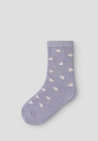Chaussette en tricot lilas avec une texture douce, ornée de petits motifs de cœurs blancs dispersés et d'une bordure côtelée en haut.