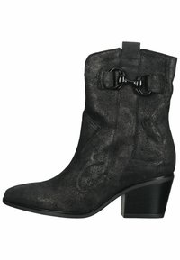 Botas de ante negras a la altura del tobillo con punta afilada, costuras decorativas y un detalle de hebilla negra brillante en los laterales. Diseño de tacón cuadrado.