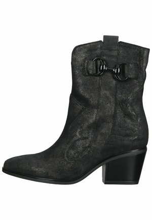 Botas de ante negras a la altura del tobillo con punta afilada, costuras decorativas y un detalle de hebilla negra brillante en los laterales. Diseño de tacón cuadrado.