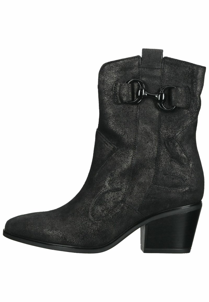Botas de ante negras a la altura del tobillo con punta afilada, costuras decorativas y un detalle de hebilla negra brillante en los laterales. Diseño de tacón cuadrado.