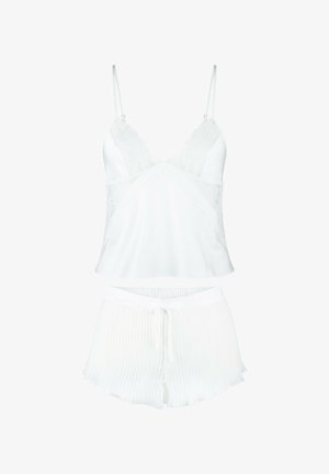 Biely spánkový set obsahujúci tílko s čipkovým detailom a nastaviteľnými ramienkami, spárovaný s plisovanými šortkami a sťahovacím pásom.