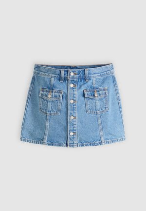 Μίνι φούστα από ελαφρύ γαλάζιο τζιν με κλείσιμο με κουμπιά μπροστά και δύο τσέπες με καπάκι, απλωμένη επίπεδα σε ουδέτερο φόντο.