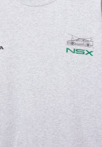 Grå bomulds t-shirt med sort og grøn grafik. Venstre bryst inkluderer en bilskitse og "NSX" tekst i grøn.
