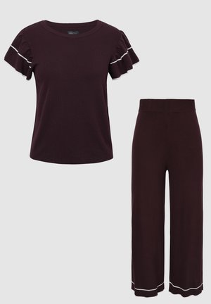 Haut prune foncé à manches courtes avec manches volantées et bordure blanche, assorti à un pantalon ample à jambes larges avec bordure blanche aux ourlets.