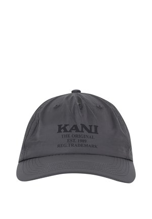 Sort baseballcap med buet skygge med broderet tekst "KANI THE ORIGINAL EST. 1989 REG. TRADEMARK" på fronten.