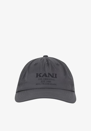 Fekete baseball sapka hajlított karimával, elöl hímzett "KANI THE ORIGINAL EST. 1989 REG. TRADEMARK" felirattal.