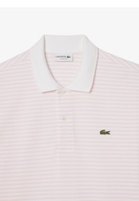 Polo shirt a righe rosa con colletto bianco, caratterizzato da un piccolo logo di coccodrillo ricamato in verde sul lato sinistro del petto. Taglio classico.