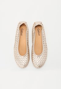 Ballerines tissées de couleur or clair, avec une tige lisse, un bout arrondi et une semelle intérieure rembourrée dotée d'ouvertures de ventilation pour plus de confort.