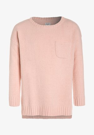 Pull en maille rose clair avec un col rond, des poignets côtelés, une poche poitrine et un ourlet arrière plus long pour un ajustement décontracté.