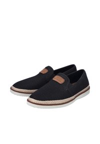 Zapatos de malla negros sin cordones con un acento de cuero marrón, que presentan una suela trenzada de estilo yute y una parte superior texturizada para transpirabilidad.