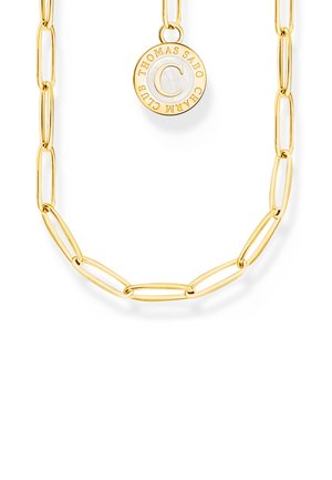 Złoty łańcuszek z wydłużonymi ogniwami i okrągłym medalikiem wygrawerowanym z "THOMAS SABO CHARM CLUB" wokół litery C na białym tle.