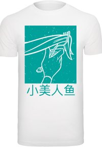 Bílý tričko s tyrkysovým grafikou ruky, která drží dlouhé vlasy, s stylizovaným textem pod tím v tyrkysové barvě na bílém pozadí.