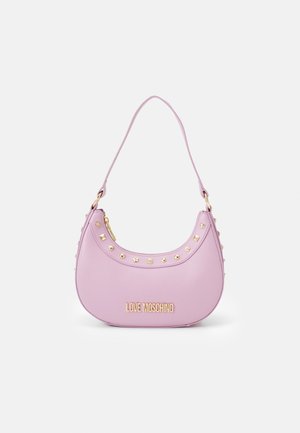 Vaaleanpunainen, kuunsirpin muotoinen käsilaukku kullanvärisillä niiteillä ja "LOVE MOSCHINO"-logolla kullanvärisin kirjaimin edessä, yksittäinen kahva.