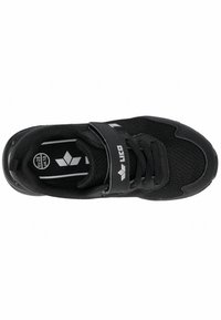 Bottines de sport noires avec un dessus en maille, dotées d'une sangle Velcro et de lacets, semelle en caoutchouc et détail de logo sur le côté et sur la semelle intérieure.