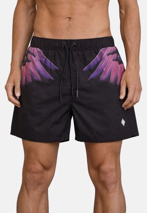 Costume da bagno nero da uomo con disegni di ali di piume viola e rosa su ogni lato e un piccolo logo bianco vicino all'orlo sulla gamba destra.