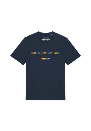 T-shirt bleu marine avec texte multicolore "Spread Love Not Hate" et six petits cœurs aux couleurs de l'arc-en-ciel sous le texte.