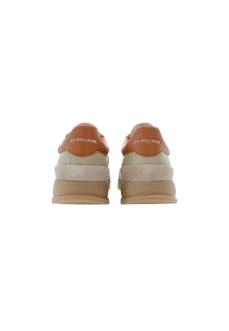 Zapatillas beige y marrón claro con parte superior de ante y cuero, que cuentan con una suela de goma y la marca "U.S. Polo Assn." en el talón.