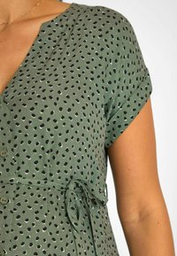 JoJo Maman Bébé REGULAR FIT - Kasdienė suknelė - khaki green spot print