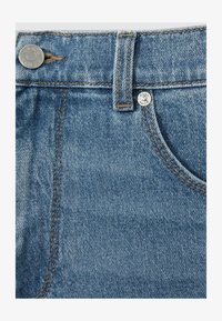 Izbrano, mid blue wash