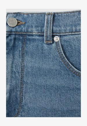 Denimové džíny v bledě modré barvě s kontrastním hnědým šitím, kovovými knoflíky a klasickým pětikapsovým designem.