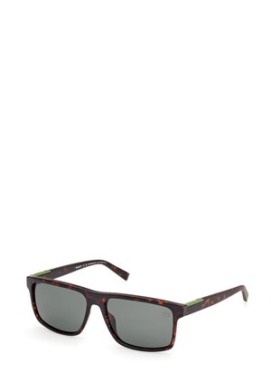 Schildpatt-Sonnenbrille mit grauen Gläsern, rechteckiger Form, mit grünen Akzenten an der Seite. Hergestellt aus Plastik mit einer glatten Oberfläche.