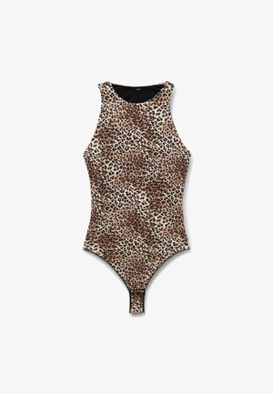 Body sin mangas con estampado de leopardo, cuello alto y parte inferior estilo tanga sobre fondo blanco.