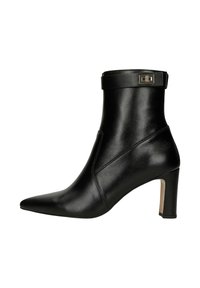 Černá kožená kotníková obuv s špičatou špičkou, středně vysokým jehlovým podpatkem a dekorativním přezkovým detailem na řemínku kolem kotníku. Hladký povrch.