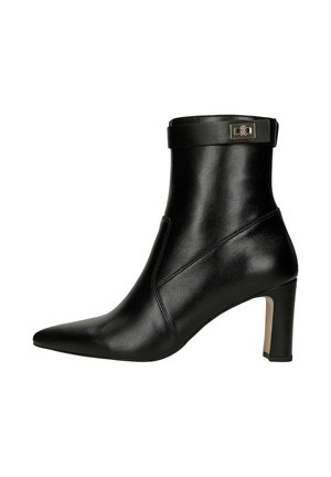 Stivaletto nero in pelle con punta affusolata, tacco a stiletto di media altezza e un elegante dettaglio con fibbia sulla cinghia della caviglia. Texture liscia.