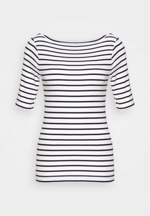 Top blanco ajustado con rayas horizontales negras, mangas hasta el codo y escote barco amplio.