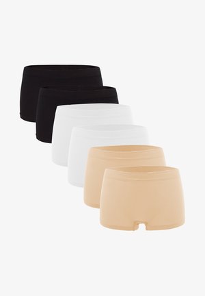 Weißes Sport-BH und hoch taillierte Shorts-Set, glatte Textur, figurbetontes Design, Seitenansicht, die die Körperkonturen hervorhebt. Schlichtes und nahtloses Design.