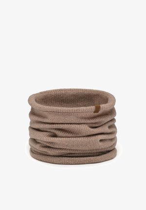 Brun strikket halsvarmer med blød tekstur, med et let rynket design og et lille lædermærke på den ene side.