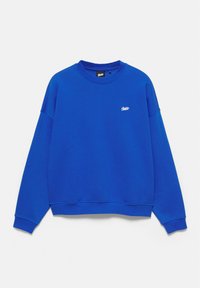 Sweat-shirt bleu à manches longues avec col rond, petit logo blanc sur la poitrine gauche, poignets et taille côtelés, présenté sur fond blanc.