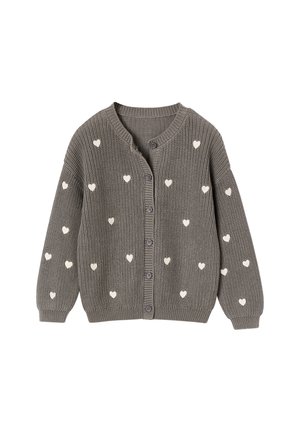 Grauer gestrickter Cardigan mit Knöpfen und kleinen weißen Herzmustern, die über Vorderseite und Ärmel verteilt sind.