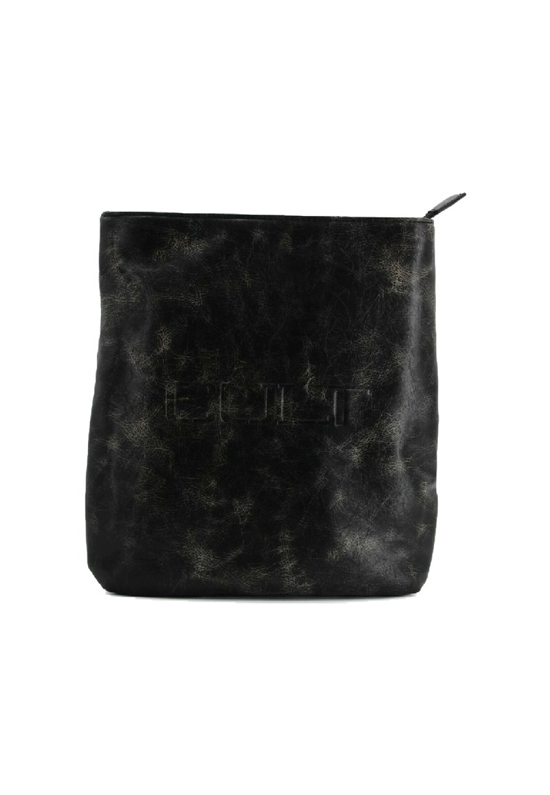 Borsa a tracolla nera in pelle con superficie testurizzata, forma rettangolare e chiusura superiore con zip. Presenta un logo in rilievo discreto sulla parte anteriore.
