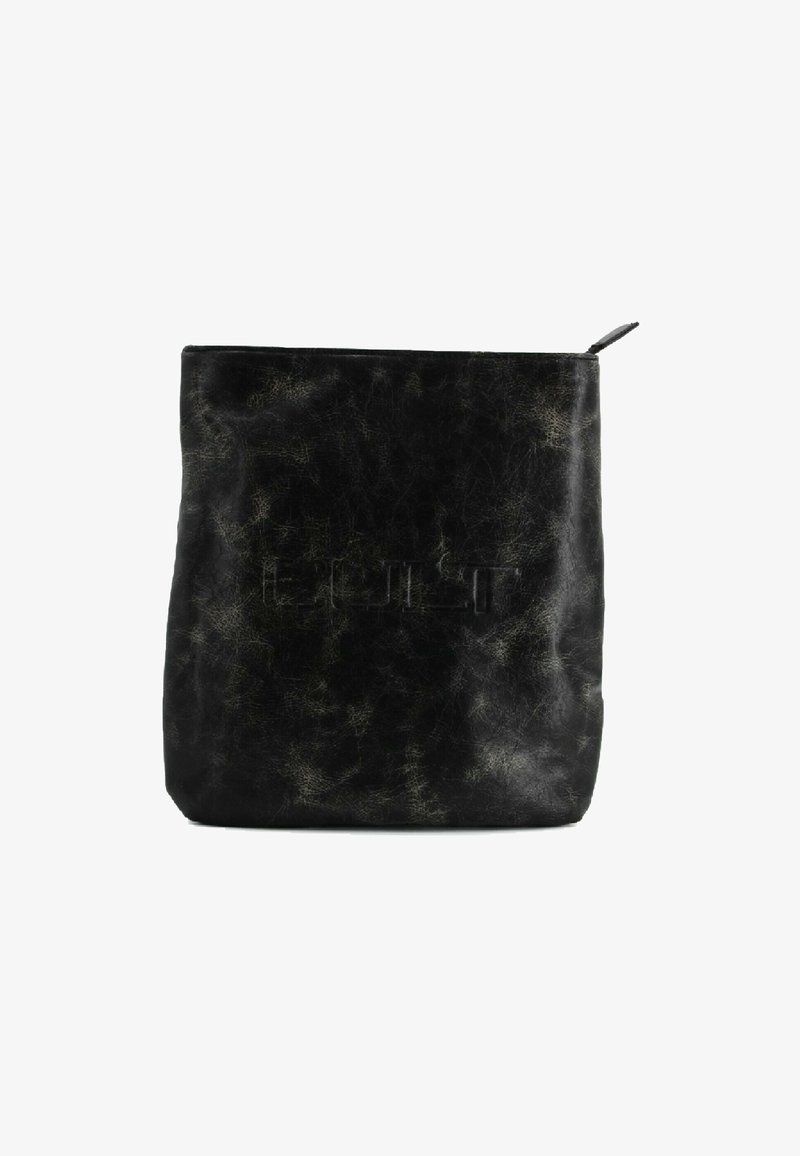 Borsa a tracolla nera in pelle con superficie testurizzata, forma rettangolare e chiusura superiore con zip. Presenta un logo in rilievo discreto sulla parte anteriore.