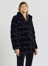 Cappotto in ecopelliccia nera con motivo trapuntato, colletto ampio, design doppiopetto e tasche laterali. Tessuto strutturato e vestibilità morbida.