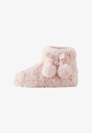 Weicher rosa flauschiger Hausschuh bis zum Knöchel mit Schleife und zwei Pompons an der Seite, entworfen für Wärme und Komfort im Innenbereich.