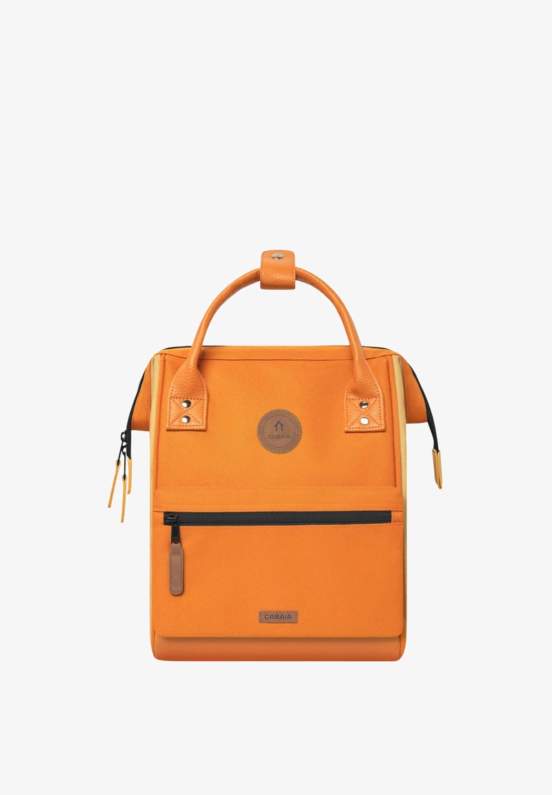 Oranger Stoffrucksack mit strukturiertem Design, ausgestattet mit einem oberen Griff, einer vorderen Reißverschlusstasche und Lederakzenten. Rundes Logo auf der Vorderseite.