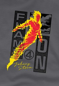 Grauer Stoff mit einem grafischen Design eines flammenförmigen Charakters in Rot und Gelb, mit fettem Text "FLAME ON" und "Johnny Storm".