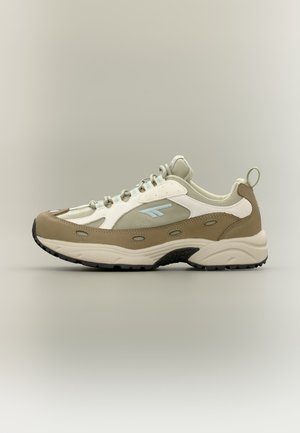 Zapatilla baja en beige, blanco y azul claro con cierre de cordones, suela acolchada y lazo en el talón sobre fondo neutro.