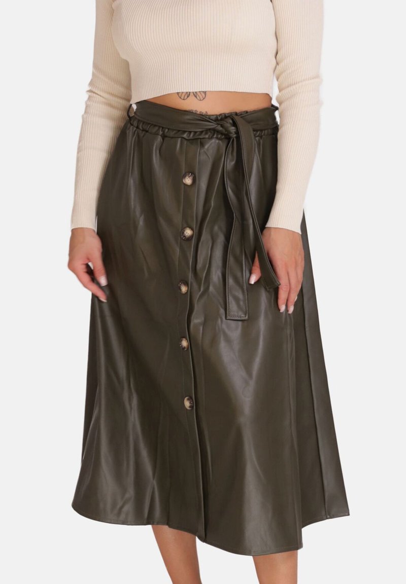 Falda midi de cuero sintético verde oliva con cintura con cinturón, cierre frontal de botones y bolsillos laterales. Textura suave y forma en línea A.