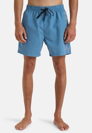Blå svømshorts lavet af let materiale, med elastisk talje og snor samt farverige grafiske detaljer på siden.