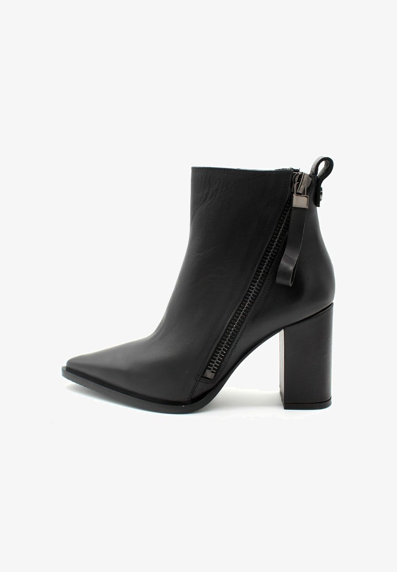 Czarne skórzane botki za kostkę z czubkiem w kształcie stożka i solidnym, blokowym obcasem. Posiadają boczny zamek błyskawiczny oraz gładką, elegancką teksturę.
