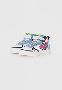 Blauwe en witte sneakers met klittenbandsluitingen. Bevat grafische ontwerpen van een rode auto en abstracte patronen. Gemaakt van synthetisch materiaal.