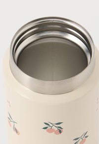 Ανοξείδωτη μπουκάλα με μόνωση, με κρεμ χρώμα στην εξωτερική επιφάνεια, διαθέτοντας ένα διακριτικό μοτίβο ροδάκινου και φύλλων, καθώς και ανοιγόμενο χείλος από λείο μέταλλο.