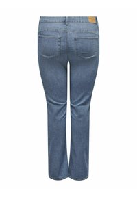 Μπλε τζιν παντελόνι με ίσια γραμμή, πέντε τσέπες και δερμάτινη επιφάνεια στη μέση. Λείος υφάσματος με ελαφριά φθορά.