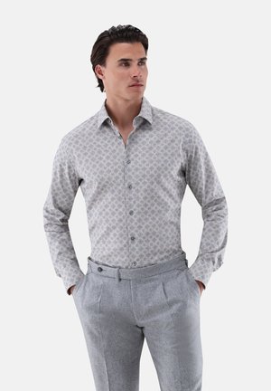 Hellt-gray Button-Up-Hemd mit einem subtilen Musterdesign, kombiniert mit hellgrauen Hosen. Verfügt über einen klassischen Kragen und Knöpfe an den Manschetten.