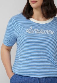 Blaus-weiß gestreiftes T-Shirt mit rundem Ausschnitt und kurzen Ärmeln, das in der Mitte mit einer strukturierten "dream"-Stickerei versehen ist.